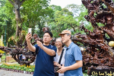 Choáng ngợp gỗ nguyên khối 4,5 tấn được điêu khắc hình rồng