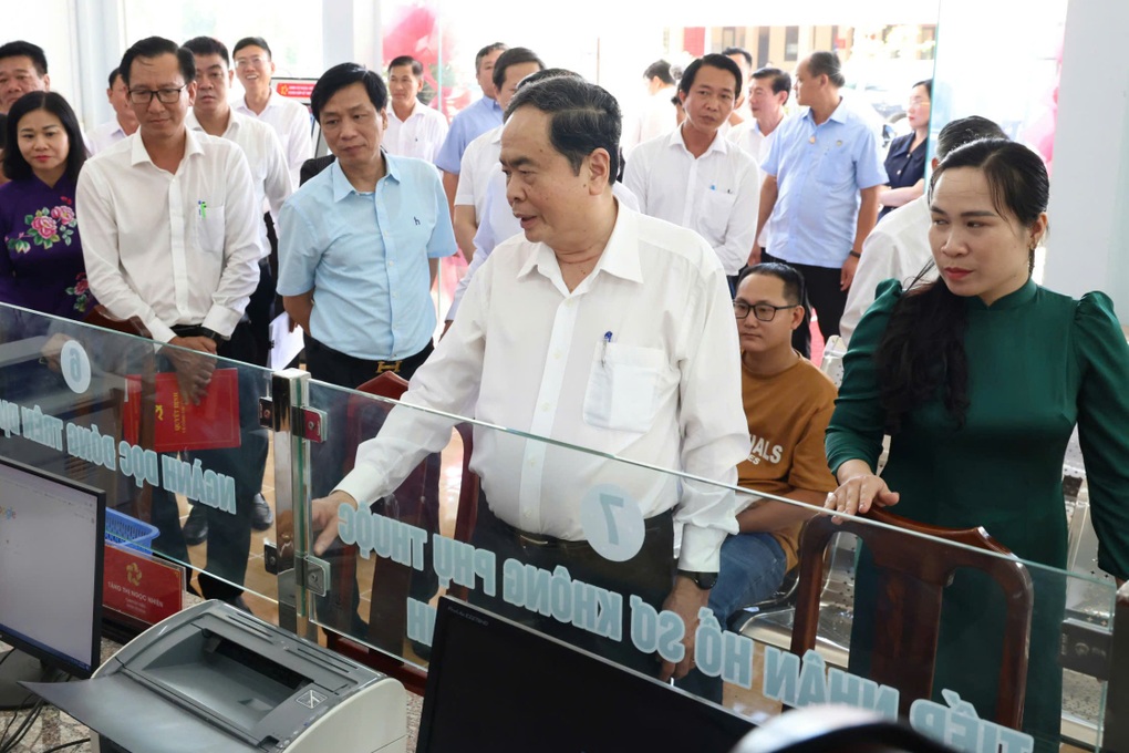 Chủ tịch Quốc hội: Người dân sẽ theo dõi việc sáp nhập có hiệu quả không - 3 Chủ tịch Quốc hội: Người dân sẽ theo dõi việc sáp nhập có hiệu quả không - 3