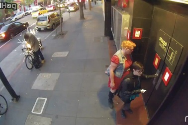 Tên trộm ngang nhiên dùng cưa máy để phá khóa, lấy trộm xe đạp giữa đường