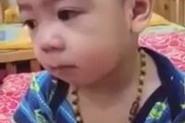 Gương mặt mếu máo nhưng không dám khóc khi bị mắng của em bé cực đáng yêu