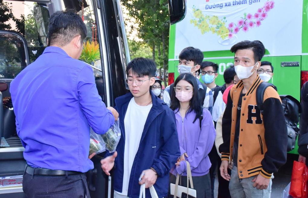 Hàng ngàn sinh viên được tặng quà Tết, về quê trên chuyến xe miễn phí - 2 Hàng ngàn sinh viên được tặng quà Tết, về quê trên chuyến xe miễn phí - 2