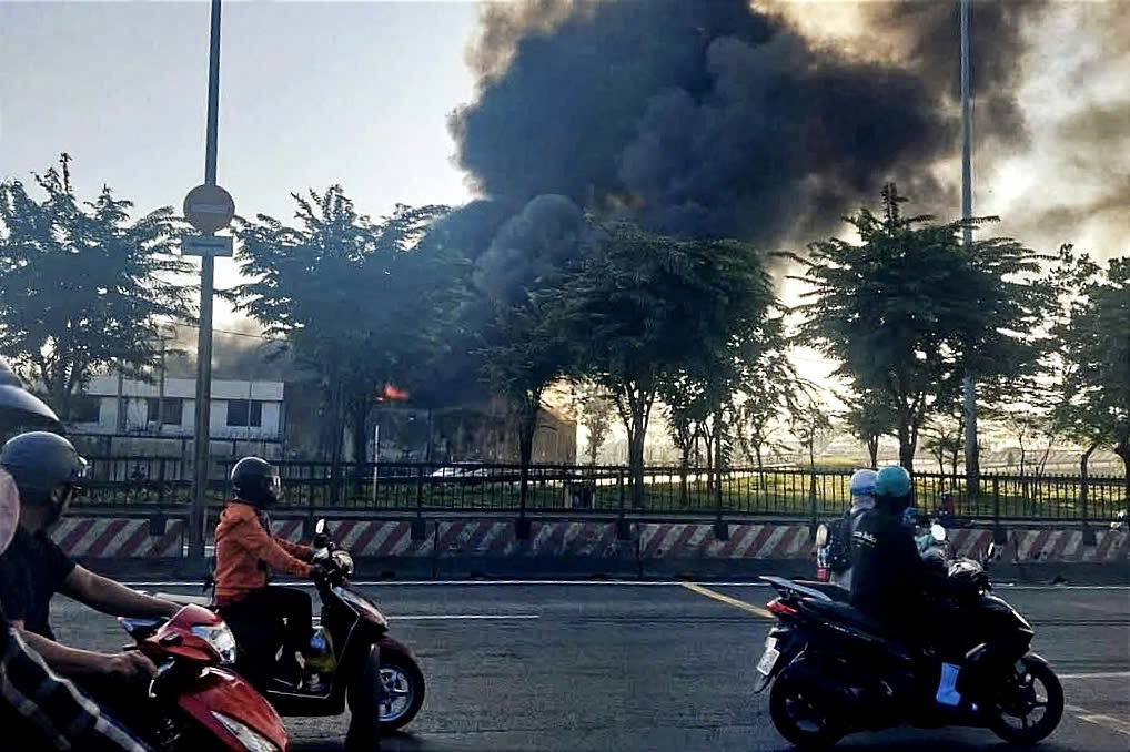 Incêndio em armazém de tecidos na Cidade de Ho Chi Minh, coluna de fumaça ondulante - 1 Cháy kho vải ở TPHCM, cột khói bốc cao cuồn cuộn - 1