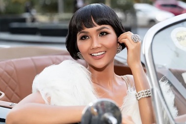 H’hen Niê khác lạ khi hóa thân thành biểu tượng sắc đẹp thập niên 20