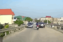 Choáng với hình ảnh người phụ nữ đi xe máy kiểu "cảm tử" trên cầu