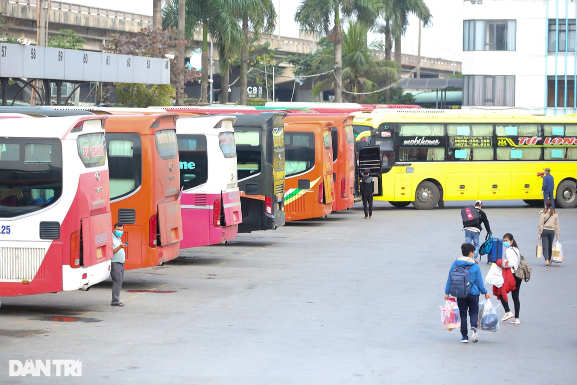 Hàng vạn người rời Hà Nội về quê trong ngày làm việc cuối cùng năm Tân Sửu - 13 Hàng vạn người rời Hà Nội về quê trong ngày làm việc cuối cùng năm Tân Sửu - 13