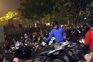 Hà Nội: Bãi trông xe “hốt bạc” trong đêm Noel