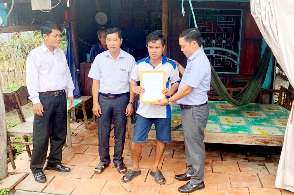 Người đàn ông trả lại 2 tờ vé số trúng thưởng cho người vứt bỏ - 2 Người đàn ông trả lại 2 tờ vé số trúng thưởng cho người vứt bỏ - 2