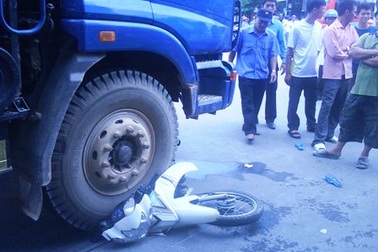 Nữ sinh bị xe tải tông chết khi dừng đèn đỏ