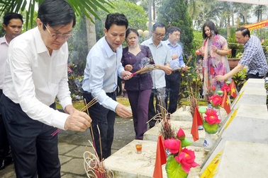 Nguyên Chủ tịch nước Trương Tấn Sang viếng Nghĩa trang Liệt sĩ Quốc gia Vị Xuyên