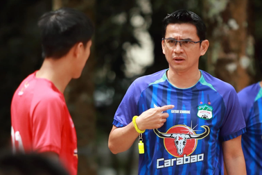 HLV Kiatisuk tuyên bố muốn vô địch V-League