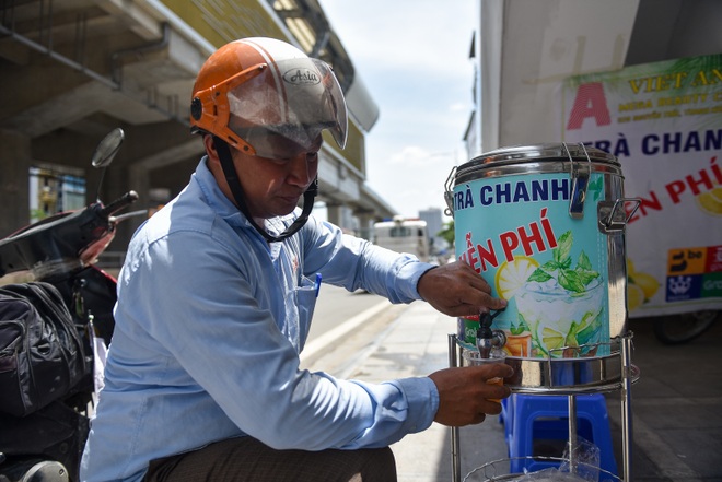Hà Nội: Mát lòng trà chanh đá miễn phí giữa ngày nắng đỉnh điểm - 16 Hà Nội: Mát lòng trà chanh đá miễn phí giữa ngày nắng đỉnh điểm - 16