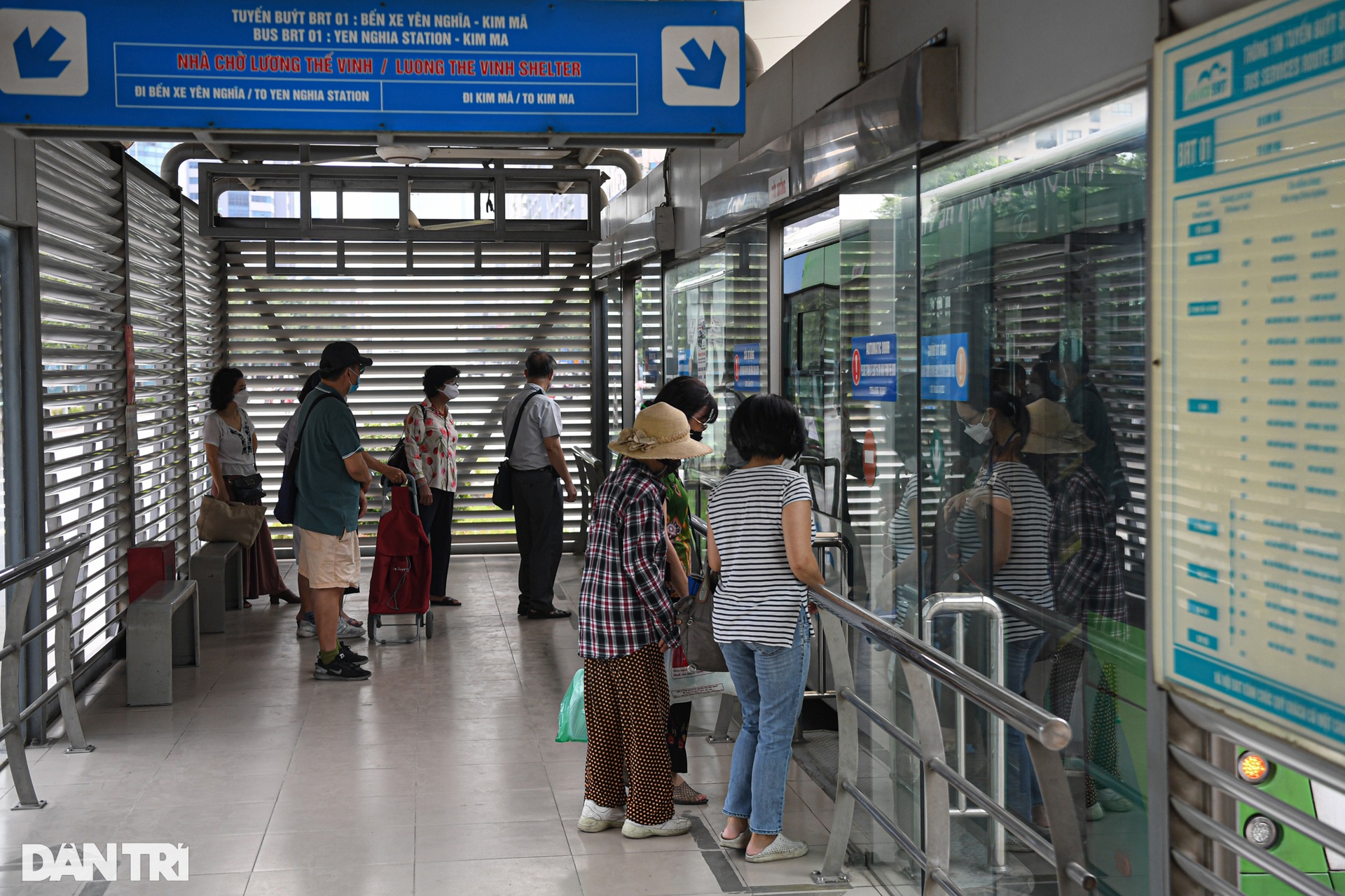 BRT sau 6 năm hoạt động: Đói khách, bị các phương tiện khác chèn ép - 3 BRT sau 6 năm hoạt động: Đói khách, bị các phương tiện khác chèn ép - 3