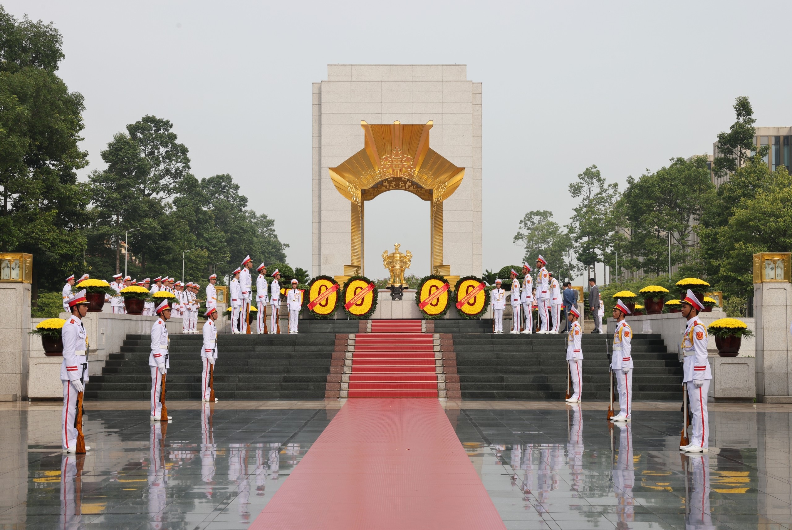 View - Lãnh đạo Đảng, Nhà nước viếng Chủ tịch Hồ Chí Minh và các Anh hùng liệt sĩ | Báo Dân trí