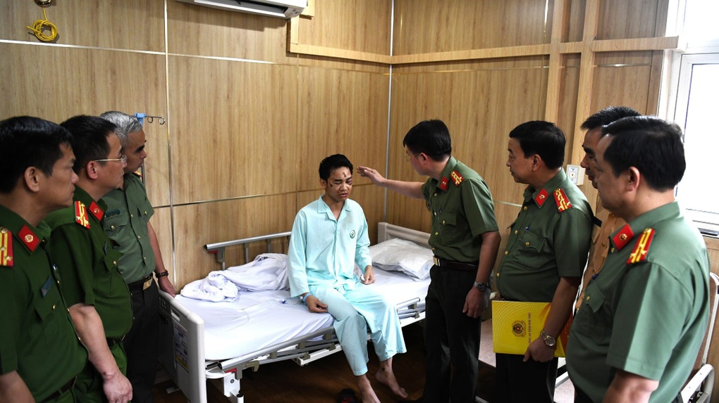 Thượng úy bị thương nặng khi ngăn xe máy lạng lách đêm Trung thu - 1 Thượng úy bị thương nặng khi ngăn xe máy lạng lách đêm Trung thu - 1