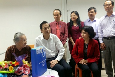 Chi hơn 431 tỉ đồng tặng quà Tết cho người có công