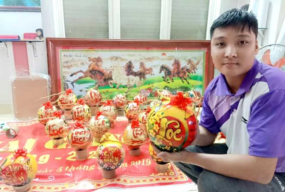 Thầy giáo 8X “gây sốt” bằng vẽ thư pháp trên mâm ngũ quả ngày Tết - 1 Thầy giáo 8X “gây sốt” bằng vẽ thư pháp trên mâm ngũ quả ngày Tết - 1
