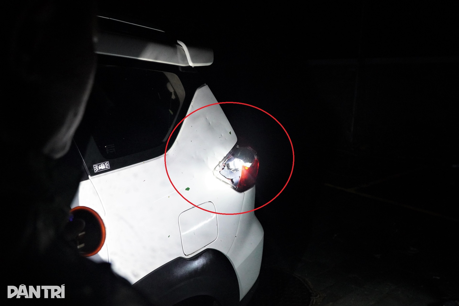 Bão Bualoi gây hư hỏng hàng loạt ô tô, xe máy - 2 Bão Bualoi gây hư hỏng hàng loạt ô tô, xe máy - 2