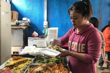 Ấm lòng những suất cơm 0 đồng ở Đà Nẵng