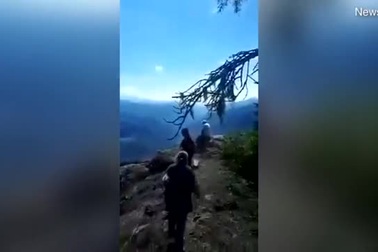 Sững sờ đoạn clip ghi lại khoảnh khắc bà cụ trượt chân ngã xuống vách núi