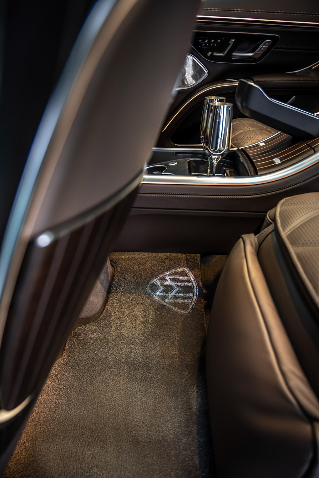 Mercedes-Maybach EQS 680 ra mắt, định nghĩa xe điện gầm cao hạng sang - 16 Mercedes-Maybach EQS 680 ra mắt, định nghĩa xe điện gầm cao hạng sang - 16
