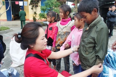 Phật tử chùa Phúc Thành mang Tết ấm đến với tộc người “ngủ ngồi” 