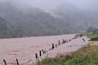 Hai người bị nước lũ, sạt lở đất cuốn trôi
