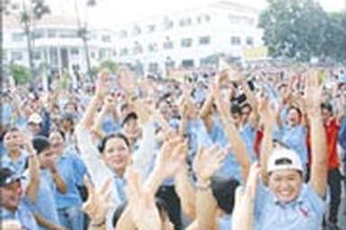 18.000 công nhân đình công đòi nâng lương