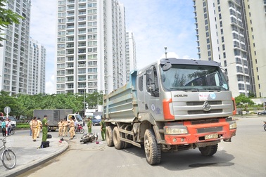 Mẹ bị xe ben cán tử vong trên đường đưa con đi học