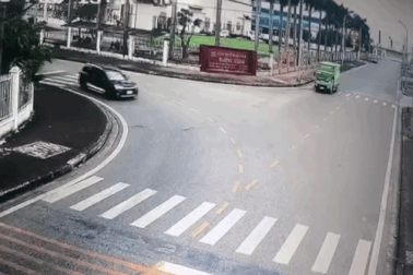 Hai ô tô lao vào nhau trong tình huống gây tranh cãi về việc nhường đường