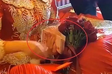 Chú rể bị mẹ vợ chặn, không cho đón dâu vì chỉ bỏ phong bì 60 triệu
