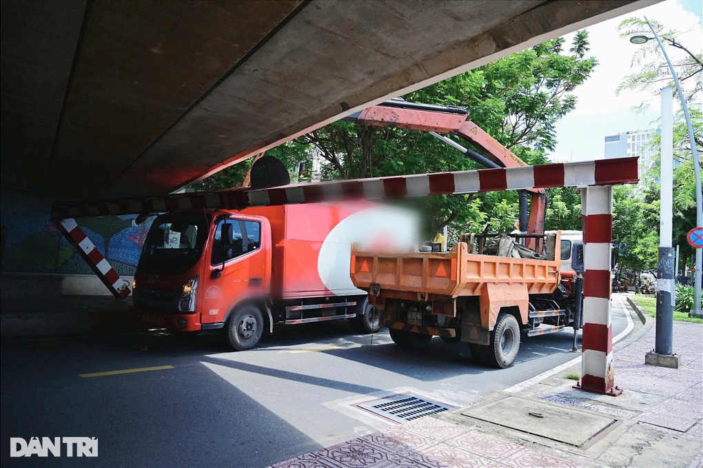 Xe tải tông sập thanh chắn giới hạn chiều cao dưới cầu ở TPHCM - 1 Xe tải tông sập thanh chắn giới hạn chiều cao dưới cầu ở TPHCM - 1