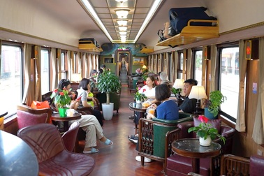 Đoàn tàu hạng sang Hoa phượng đỏ thu hơn 100 tỷ đồng sau 7 tháng vận hành