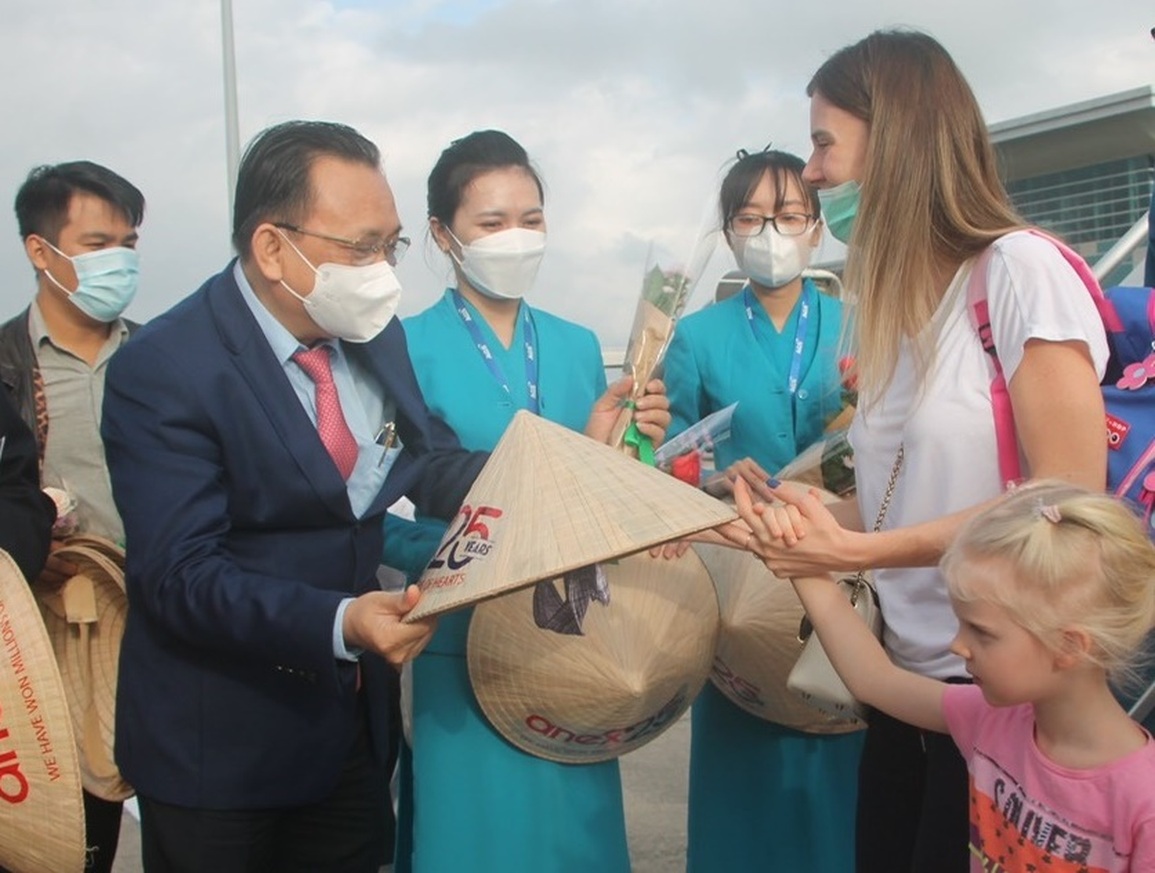 Khánh Hòa đón đoàn khách Nga đầu tiên theo hình thức hộ chiếu vaccine - 1 Khánh Hòa đón đoàn khách Nga đầu tiên theo hình thức hộ chiếu vaccine - 1