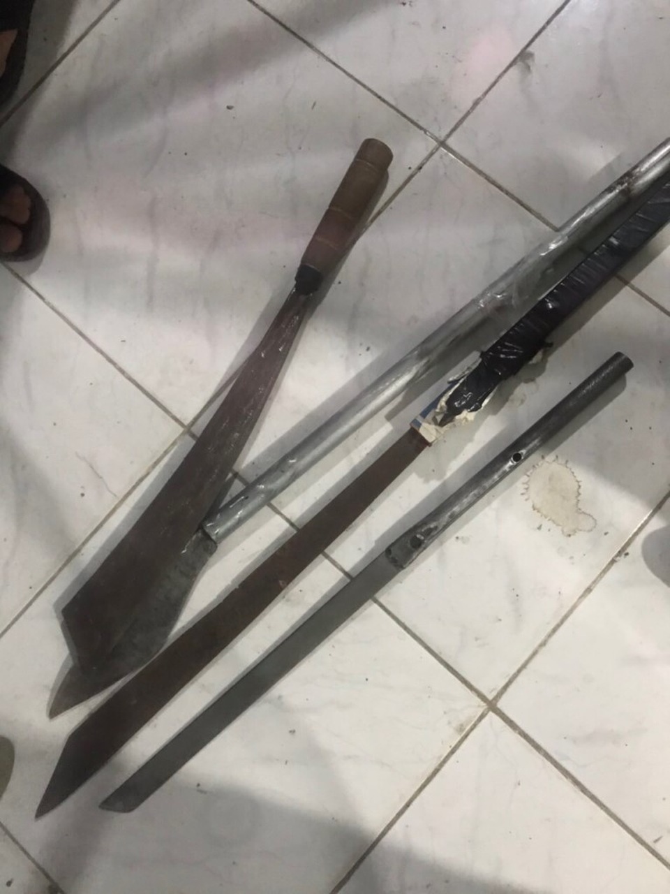CSGT tóm gọn nhóm quái xế mang theo hung khí và dương tính ma túy - 2 CSGT tóm gọn nhóm quái xế mang theo hung khí và dương tính ma túy - 2