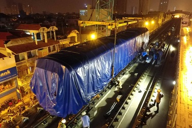 Cẩu thành công toa tàu đầu tiên lên ray đường sắt trên cao