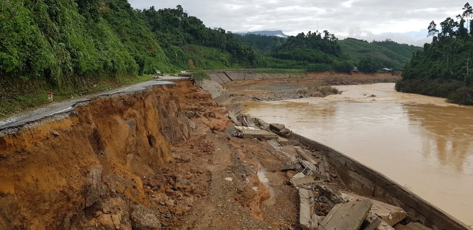 11 người bị núi vùi lấp ở huyện Phước Sơn, đã tìm thấy 5 thi thể - 5 11 người bị núi vùi lấp ở huyện Phước Sơn, đã tìm thấy 5 thi thể - 5