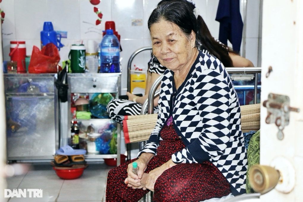 Triều cường bủa vây, đang nằm viện cũng bật dậy… tát nước - 2 Triều cường bủa vây, đang nằm viện cũng bật dậy… tát nước - 2