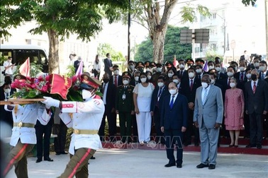 Chủ tịch nước đặt vòng hoa tại Tượng đài Chủ tịch Hồ Chí Minh ở La Habana