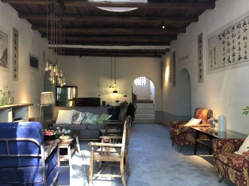 Chán cuộc sống phố thị, cô gái lên núi làm căn nhà nhỏ ngập hoa lá - 5