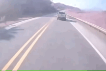 Ô tô con chạy ngược chiều, lao vào xe bán tải và xe khách