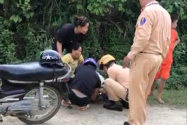 Cảnh sát giao thông giúp sản phụ sinh con ngay lề đường