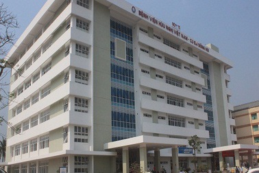 Cụ bà 84 tuổi rơi từ tầng 6 bệnh viện xuống đất