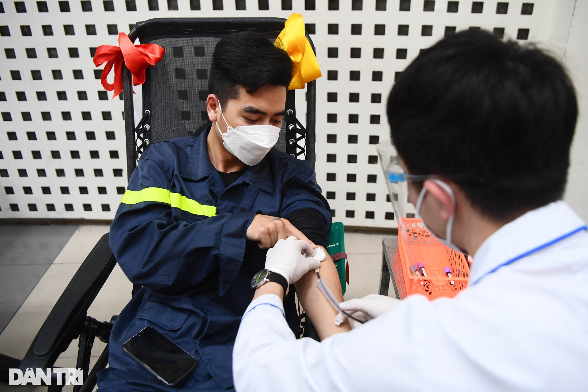 Hàng trăm chiến sĩ trẻ Công an Hà Nội tham gia hiến máu cứu người - 3 Hàng trăm chiến sĩ trẻ Công an Hà Nội tham gia hiến máu cứu người - 3