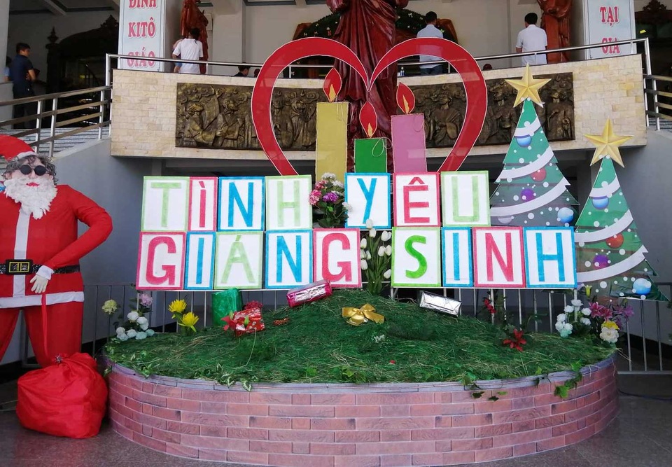 Các nhà thờ trang trí bắt mắt, đường phố đông nghịt người vui chơi đêm Noel - 26 Các nhà thờ trang trí bắt mắt, đường phố đông nghịt người vui chơi đêm Noel - 26