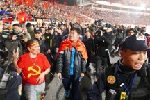 Thầy trò HLV Park Hang Seo hát ca khúc "Niềm tin chiến thắng" ở Mỹ Đình