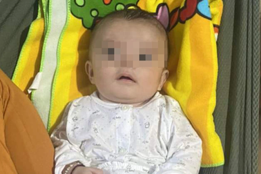 Bé trai hơn 5 tháng tuổi bị bỏ rơi ven đường được bà ngoại nhận về chăm sóc