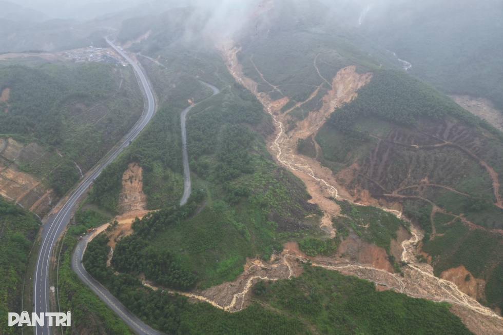 Lũ quét như “sóng thần” cuốn phăng nhiều ngôi nhà dưới chân Bạch Mã - 6 Lũ quét như “sóng thần” cuốn phăng nhiều ngôi nhà dưới chân Bạch Mã - 6