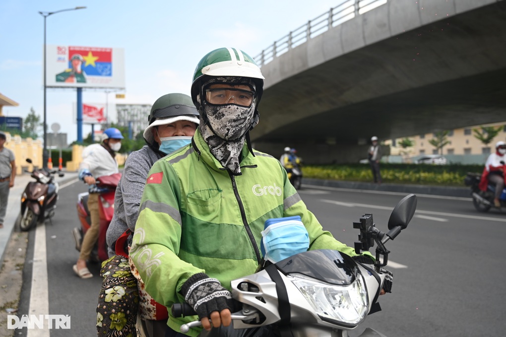 Chạy vào đường cấm trước nhà ga T3, nhiều tài xế bị CSGT TPHCM nhắc nhở - 2 Chạy vào đường cấm trước nhà ga T3, nhiều tài xế bị CSGT TPHCM nhắc nhở - 2