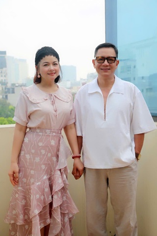NSND Thu Quế nắm chặt tay NSƯT Phạm Cường, nhận kỷ niệm chương điện ảnh - 1