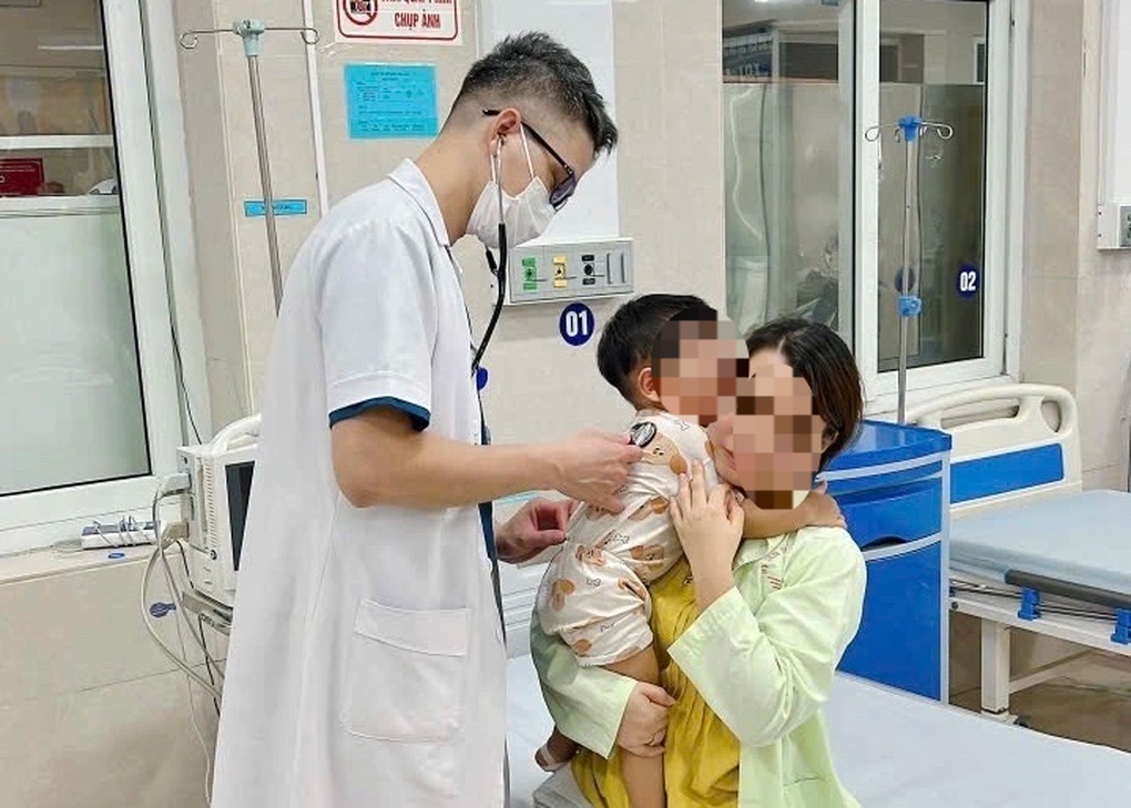 Hai cháu bé bị ngộ độc khí thải ô tô sau 1 tiếng ngồi trên xe - 1 Hai cháu bé bị ngộ độc khí thải ô tô sau 1 tiếng ngồi trên xe - 1